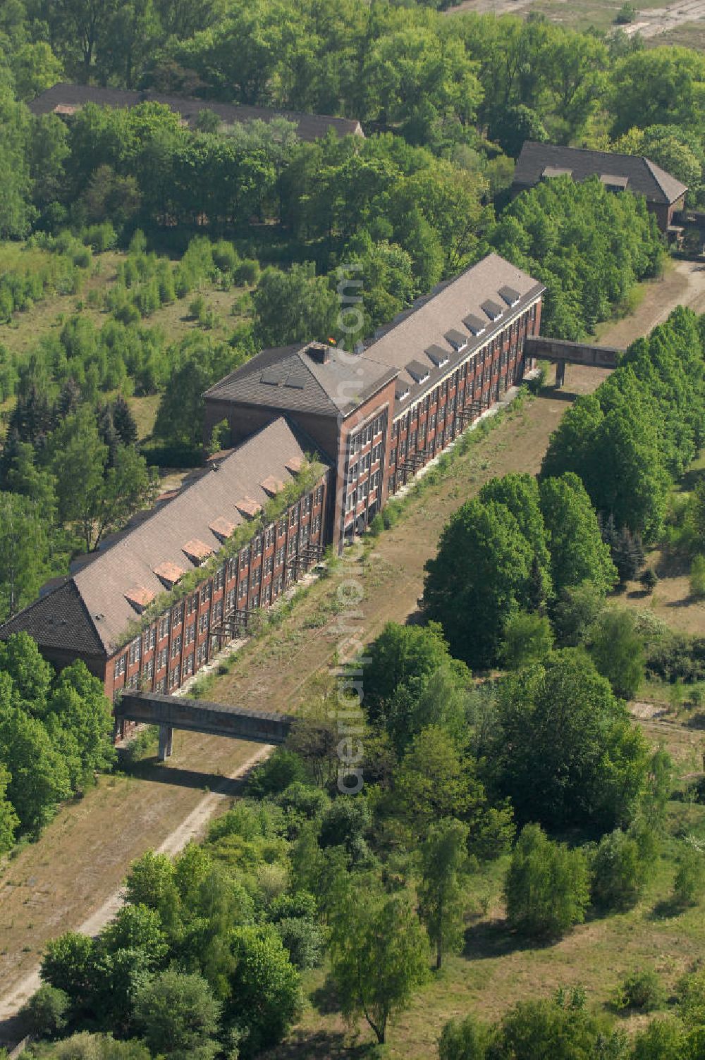 Aerial image Bernau - Blick auf ein verlassenes Kasernengelände in Bernau im Landkreis Barnim von Brandenburg. Das brach liegende Kasernengelände wurde von 1941 bis 1945 von der Deutschen Wehrmacht genutzt. Ab 1945 nutzte die Sowjetarmee die Kaserne, seitdem die Armee 1994 abgezogen wurde steht das Gelände an der Schwanebecker Chaussee leer.