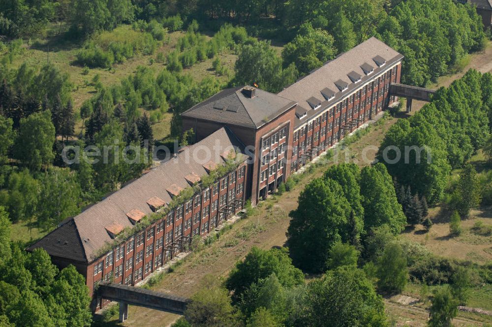 Aerial photograph Bernau - Blick auf ein verlassenes Kasernengelände in Bernau im Landkreis Barnim von Brandenburg. Das brach liegende Kasernengelände wurde von 1941 bis 1945 von der Deutschen Wehrmacht genutzt. Ab 1945 nutzte die Sowjetarmee die Kaserne, seitdem die Armee 1994 abgezogen wurde steht das Gelände an der Schwanebecker Chaussee leer.