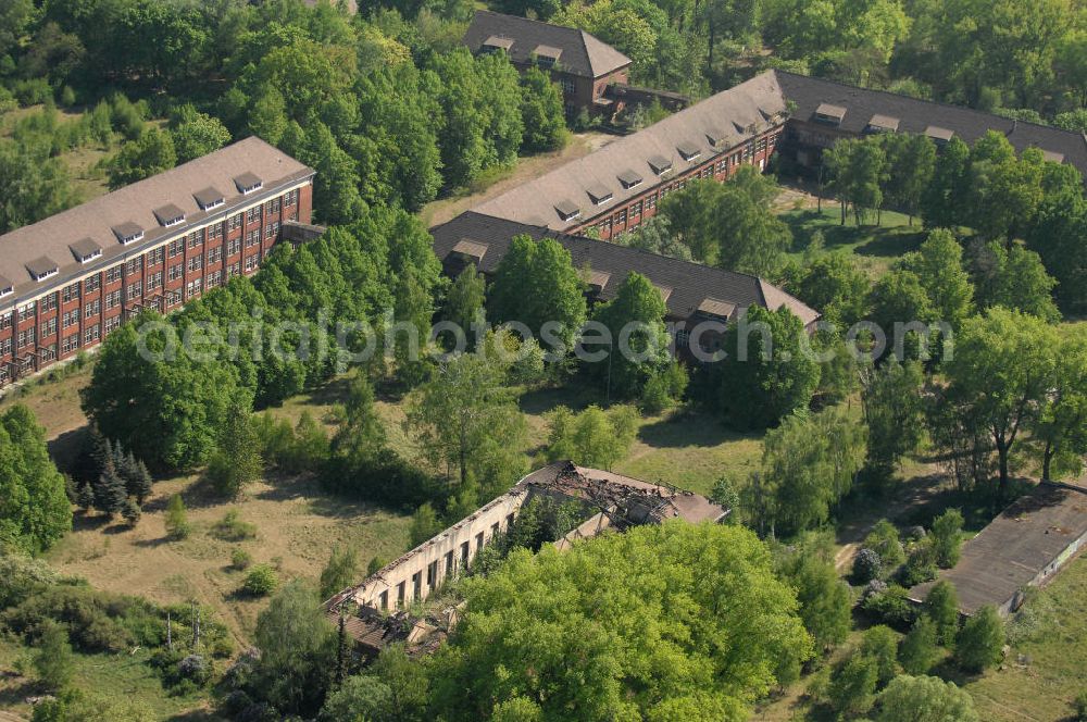 Bernau from the bird's eye view: Blick auf ein verlassenes Kasernengelände in Bernau im Landkreis Barnim von Brandenburg. Das brach liegende Kasernengelände wurde von 1941 bis 1945 von der Deutschen Wehrmacht genutzt. Ab 1945 nutzte die Sowjetarmee die Kaserne, seitdem die Armee 1994 abgezogen wurde steht das Gelände an der Schwanebecker Chaussee leer.