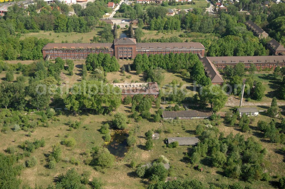 Aerial image Bernau - Blick auf ein verlassenes Kasernengelände in Bernau im Landkreis Barnim von Brandenburg. Das brach liegende Kasernengelände wurde von 1941 bis 1945 von der Deutschen Wehrmacht genutzt. Ab 1945 nutzte die Sowjetarmee die Kaserne, seitdem die Armee 1994 abgezogen wurde steht das Gelände an der Schwanebecker Chaussee leer.