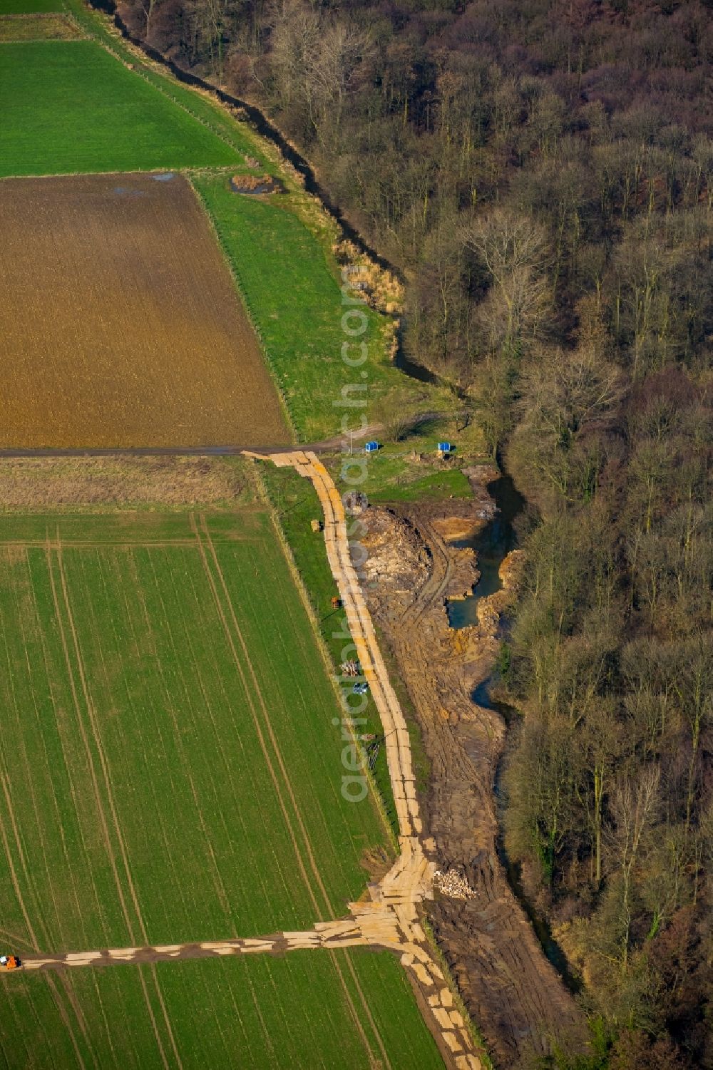 Aerial image Rheurdt - Landwehrbach creek on the edge of fields and a forest in Rheurdt in the state of North Rhine-Westphalia