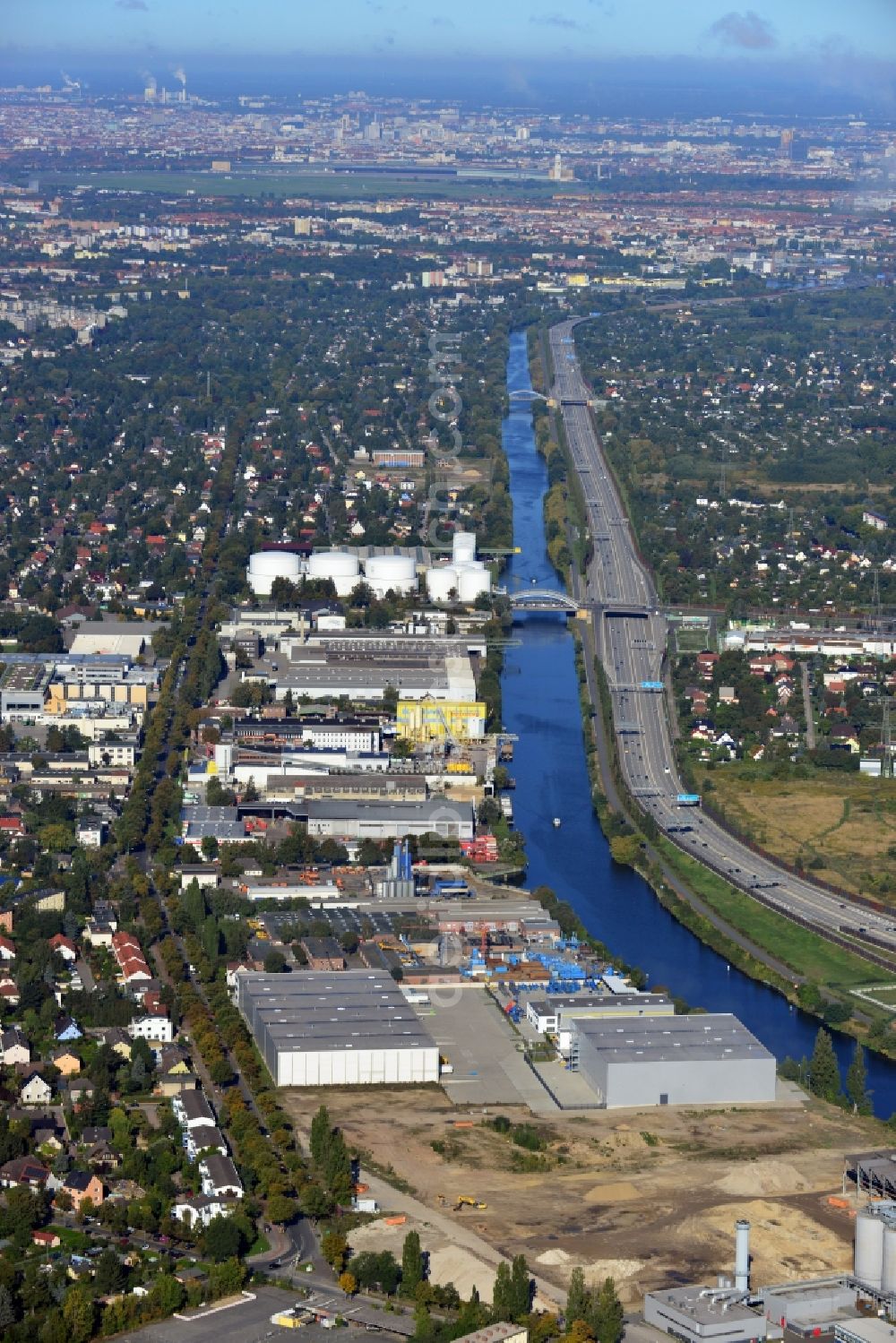 Aerial image Berlin - View of the course of the federal autobahn A113 and Europastrasse E36 along the channel Teltowkanal on the border of the districts Rudow, Johannisthal and Altglienicke in Berlin. Located along the course of the freeway is an industrial area at Kanalstrasse