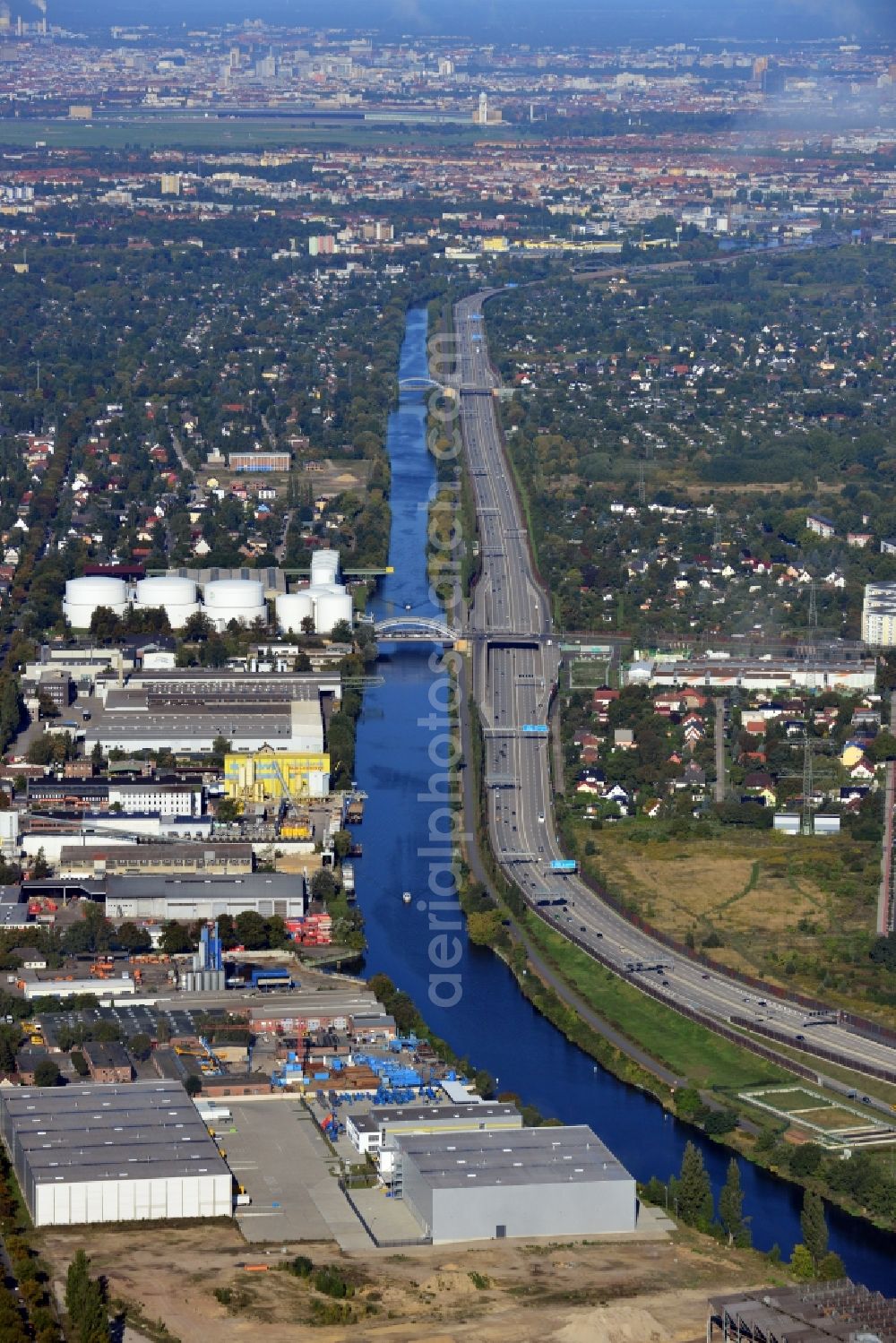 Aerial photograph Berlin - View of the course of the federal autobahn A113 and Europastrasse E36 along the channel Teltowkanal on the border of the districts Rudow, Johannisthal and Altglienicke in Berlin. Located along the course of the freeway is an industrial area at Kanalstrasse