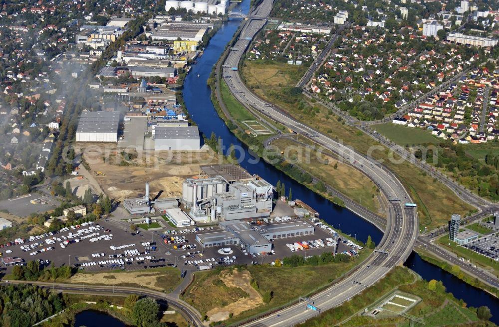 Berlin from the bird's eye view: View of the course of the federal autobahn A113 and Europastrasse E36 along the channel Teltowkanal on the border of the districts Rudow, Johannisthal and Altglienicke in Berlin. Located along the course of the freeway is the event venue Kraftwerk Berlin in a decommissioned combined heat and power station at Koepenicker Strasse and an industrial area at Kanalstrasse