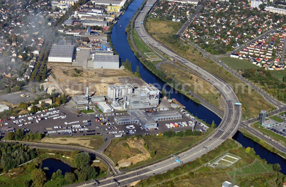 Aerial image Berlin - View of the course of the federal autobahn A113 and Europastrasse E36 along the channel Teltowkanal on the border of the districts Rudow, Johannisthal and Altglienicke in Berlin. Located along the course of the freeway is the event venue Kraftwerk Berlin in a decommissioned combined heat and power station at Koepenicker Strasse and an industrial area at Kanalstrasse