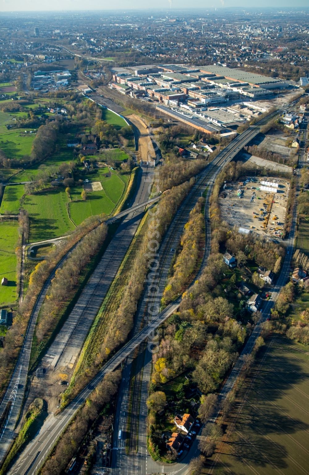 Aerial image Bochum - Course of federal highway B226 in the area of the motorway interchange of A43 and A44 in Bochum in the state of North Rhine-Westphalia. The former Adam Opel works Bochum I are located in the background