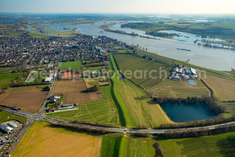 Rees from the bird's eye view: Course of the federal highway B67 towards the river Rhine in the South of Rees in the state of North Rhine-Westphalia