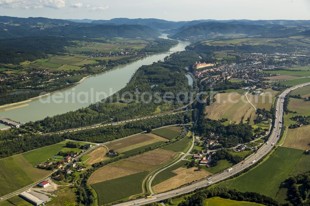 Aerial photograph Melk - The river course of the Danube near the city Melk in the state Lower Austria in Austria. Parallel runs the Westautobahn. In the city Melk on the right shore of the Danube the Benedictine Abbey Melk Abbey is visible