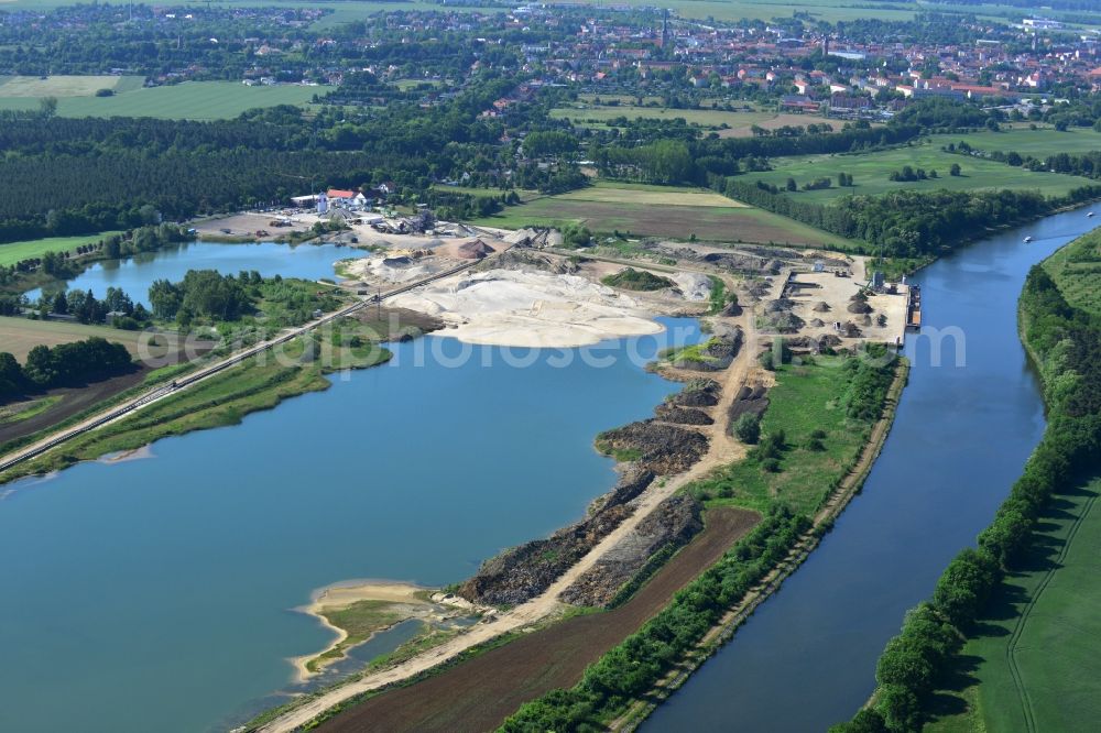 Aerial photograph Burg (bei Magdeburg) - Course of the Elbe-Havel canal and the excavated lake Parchauer See in the North of Burg (bei Magdeburg) in the state of Saxony-Anhalt. The canal takes a North-South course here. The lake and a gravel pit is located on its right riverbank