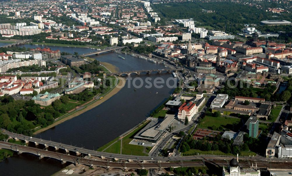 Dresden from the bird's eye view: Blick über die Marienbrücke, die Augustusbrücke und die Carolabrücke auf den Verlauf der Elbe zwischen Altstadt und Neustadt Dresdens in Sachsen. View over bridges Marienbruecke, Augustusbruecke and Carolabruecke on the course of the Elbe between historic and new town of Dresden in Saxony.