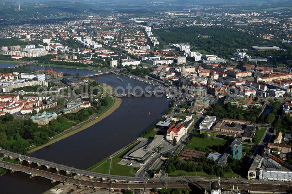 Aerial image Dresden - Blick über die Marienbrücke, die Augustusbrücke und die Carolabrücke auf den Verlauf der Elbe zwischen Altstadt und Neustadt Dresdens in Sachsen. View over bridges Marienbruecke, Augustusbruecke and Carolabruecke on the course of the Elbe between historic and new town of Dresden in Saxony.