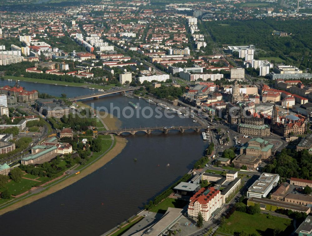 Aerial photograph Dresden - Blick über die Augustusbrücke und die Carolabrücke auf den Verlauf der Elbe zwischen Altstadt und Neustadt Dresdens in Sachsen. View over bridges Augustusbruecke and Carolabruecke on the course of the Elbe between historic and new town of Dresden in Saxony.