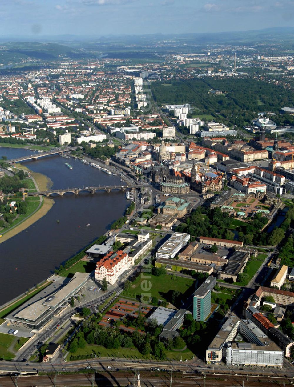 Dresden from above - Blick über die Marienbrücke, die Augustusbrücke und die Carolabrücke auf den Verlauf der Elbe zwischen Altstadt und Neustadt Dresdens in Sachsen. View over bridges Marienbruecke, Augustusbruecke and Carolabruecke on the course of the Elbe between historic and new town of Dresden in Saxony.