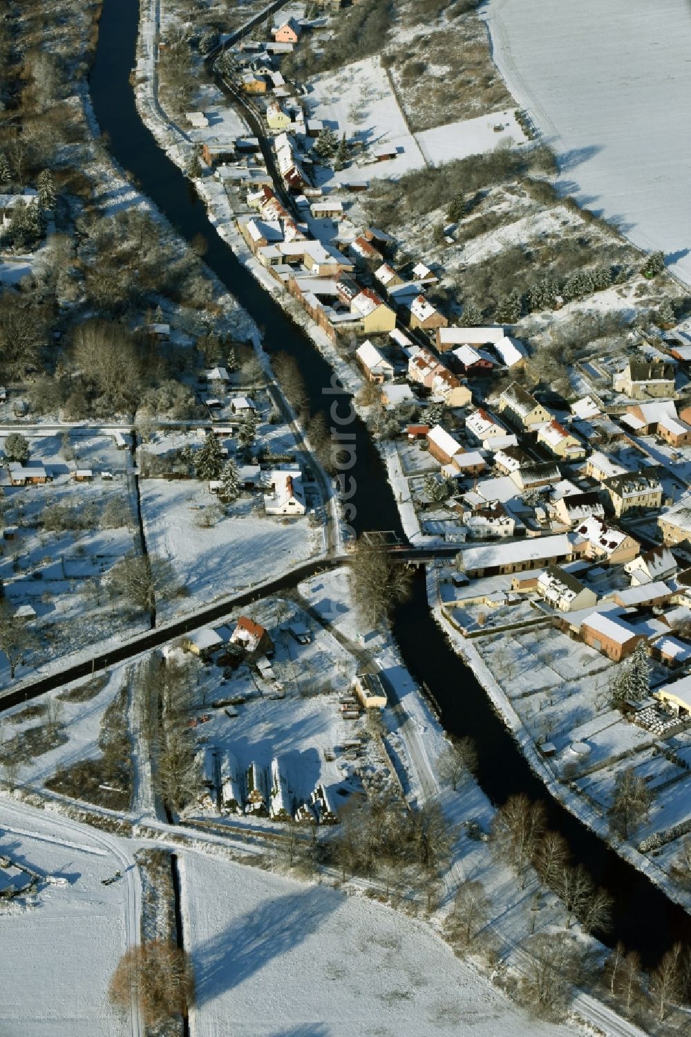 Aerial photograph Niederfinow - View of the snow-covered winterly village of Niederfinow along the river of Old Finow in the state of Brandenburg