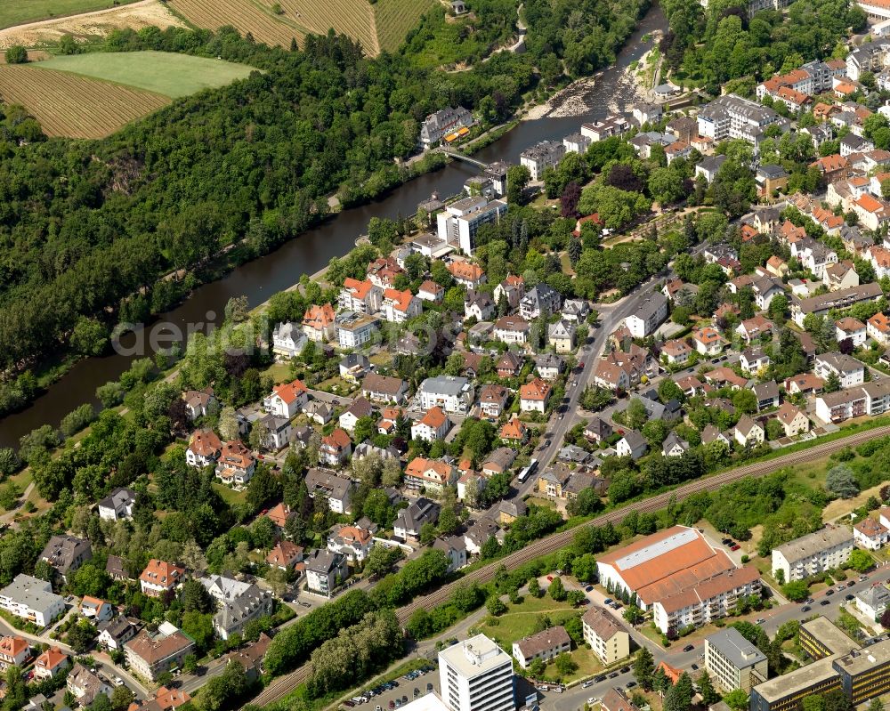 Aerial photograph Bad Kreuznach - Course of the river Nahe in the West of Bad Kreuznach in the state of Rhineland-Palatinate. Bad Kreuznach is a spa town and county capital and is located on the rivers Nahe and Ellerbach. Apart from historic buildings and parts of the town, there are also several residential areas with multi-family homes and estates. There are several landmarks spread along the river Nahe, especially in the Northwest of the town