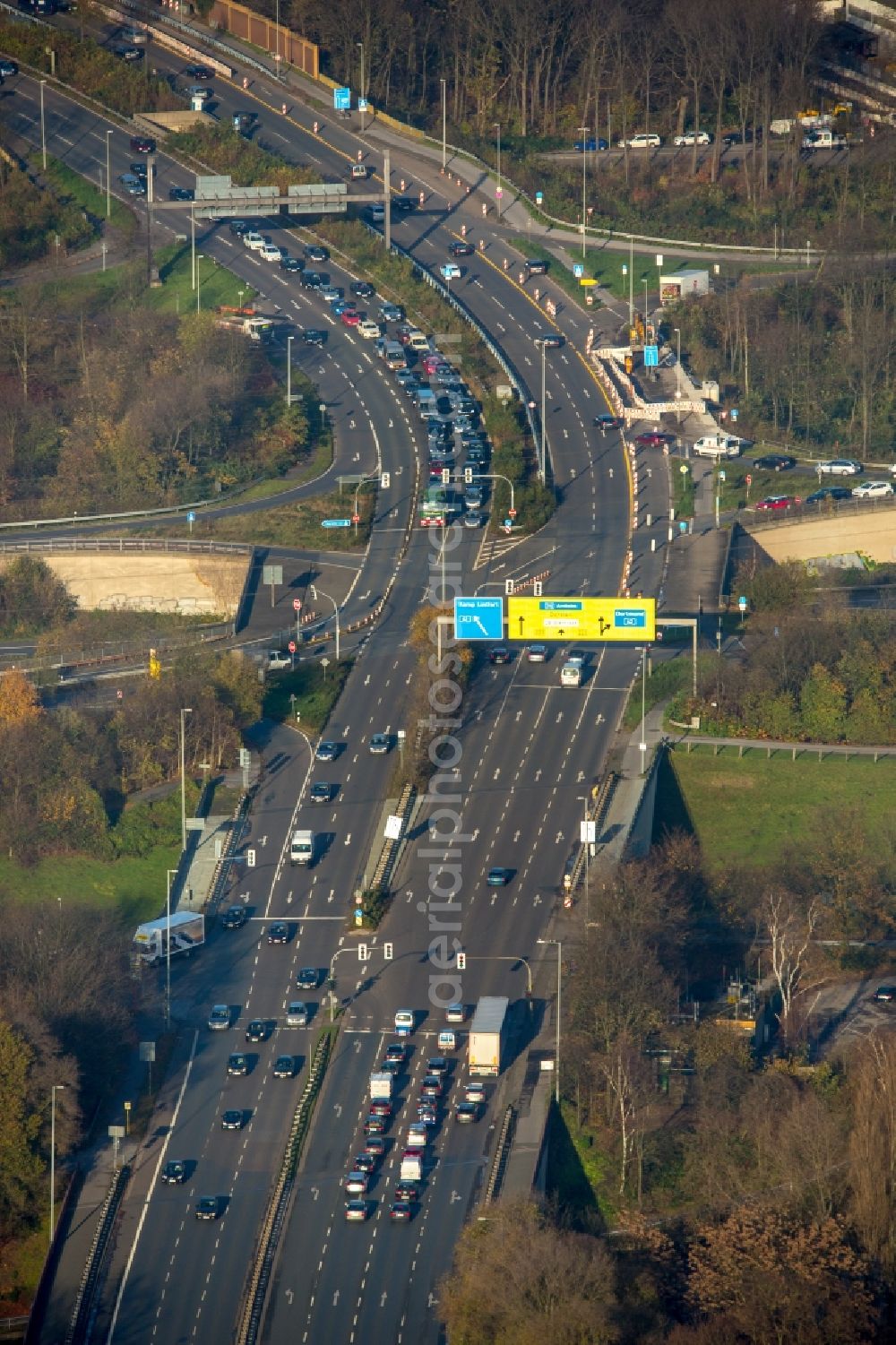 Oberhausen from the bird's eye view: Course of Konrad-Adenauer-Alle in the area of several exits and railway crossings in Oberhausen in the state of North Rhine-Westphalia