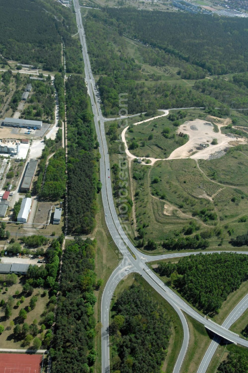 SCHWEDT / ODER from the bird's eye view: Verlauf der Ortsumfahrung der Bundesstrasse B 2 und B166 westlich der Stadtgrenze zu Schwedt / Oder. Landesbetrieb Straßenwesen Brandenburg (