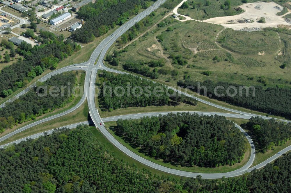 Aerial photograph SCHWEDT / ODER - Verlauf der Ortsumfahrung der Bundesstrasse B 2 und B166 westlich der Stadtgrenze zu Schwedt / Oder. Landesbetrieb Straßenwesen Brandenburg (