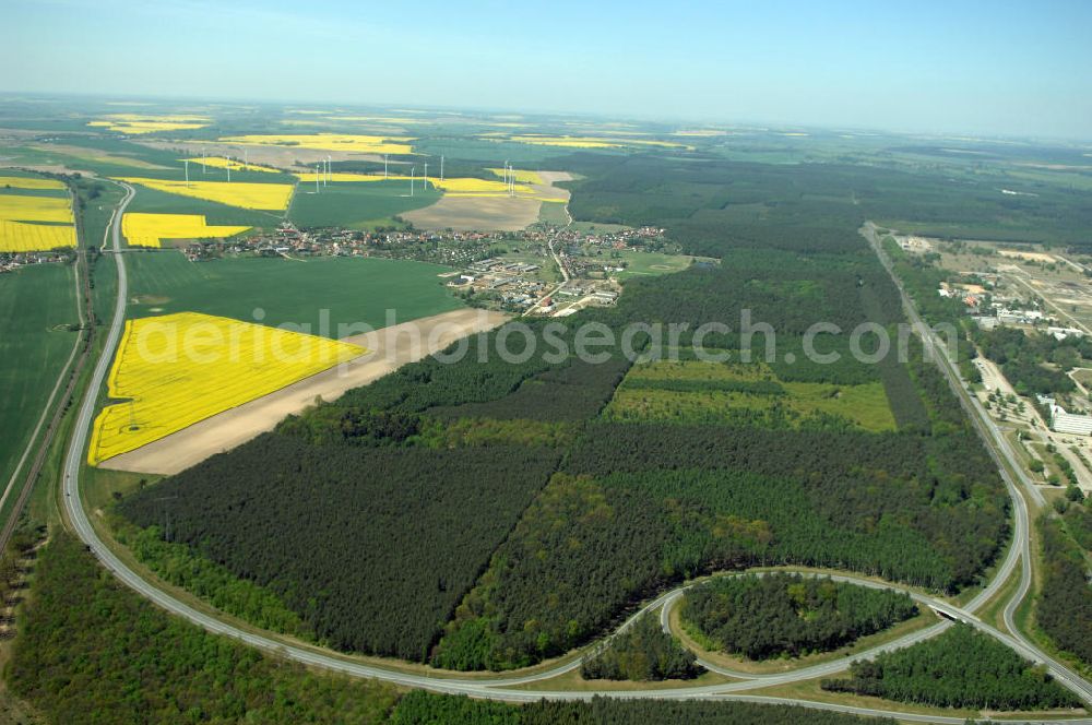 SCHWEDT / ODER from above - Verlauf der Ortsumfahrung der Bundesstrasse B 2 und B166 westlich der Stadtgrenze zu Schwedt / Oder. Landesbetrieb Straßenwesen Brandenburg (