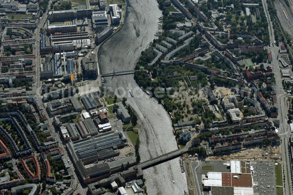 Aerial photograph Berlin - Course of the river spree with Treskowbridge and footbridge Kaisersteg in the district Oberschoeneweide in Berlin