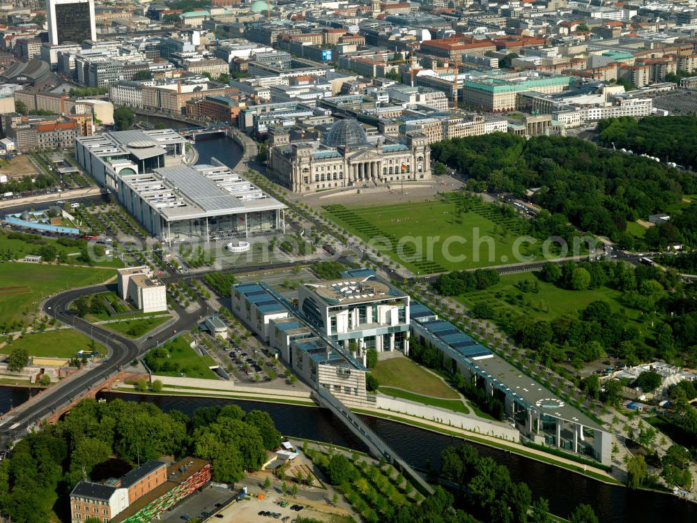 Berlin from the bird's eye view: The course of the Spree at Berlin's government district arc between Tiergarten and Mitte in the center of the German capital of Berlin's Reichstag. Also pictured, the Chancellor's Office / Federal Office between the Spree and the Tiergarten