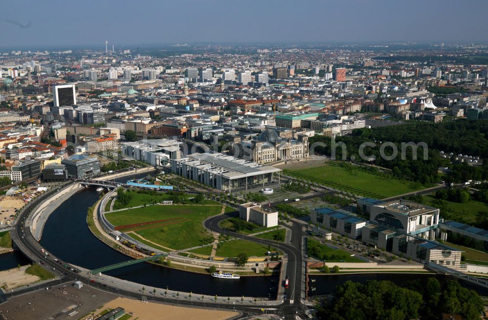 Aerial image Berlin - The course of the Spree at Berlin's government district arc between Tiergarten and Mitte in the center of the German capital of Berlin's Reichstag. Also pictured, the Chancellor's Office / Federal Office between the Spree and the Tiergarten