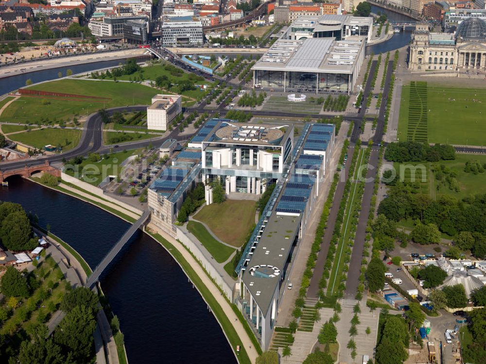 Aerial photograph Berlin - The course of the Spree at Berlin's government district arc between Tiergarten and Mitte in the center of the German capital of Berlin's Reichstag. Also pictured, the Chancellor's Office / Federal Office between the Spree and the Tiergarten