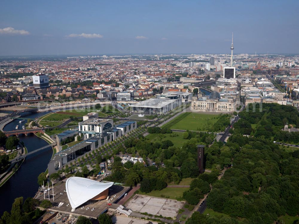 Berlin from the bird's eye view: The course of the Spree at Berlin's government district arc between Tiergarten and Mitte in the center of the German capital of Berlin's Reichstag. Also pictured, the Chancellor's Office / Federal Office between the Spree and the Tiergarten