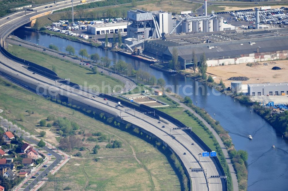 Aerial photograph Berlin - The course of the E35 motorway / A113 along the Teltow canal at the Ernst-Ruska-Ufer in Berlin Adlershof. The newly built highway runs along the former border / border strip between Adlershof and Rudow