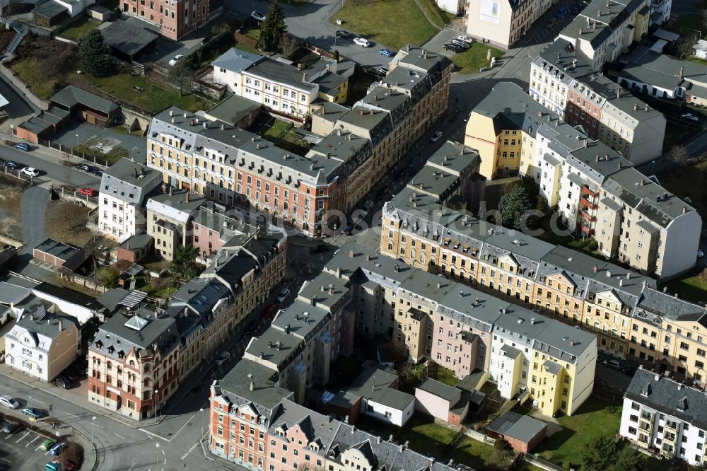 Aerial photograph Oelsnitz/Vogtl. - Road over the crossroads im Altbau- Wohngebiet Karl-Liebknecht-Strasse Ecke August-Bebel-Strasse in Oelsnitz/Vogtl. in the state Saxony