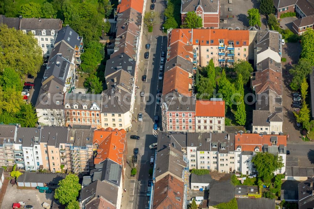 Aerial photograph Essen - Road over the crossroads Beisingstrasse corner Etlingstrasse in Essen in the state North Rhine-Westphalia