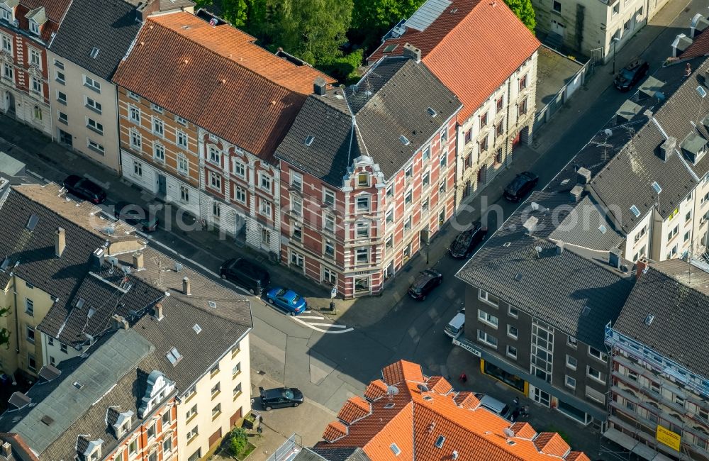 Essen from above - Road over the crossroads Beisingstrasse corner Etlingstrasse in Essen in the state North Rhine-Westphalia