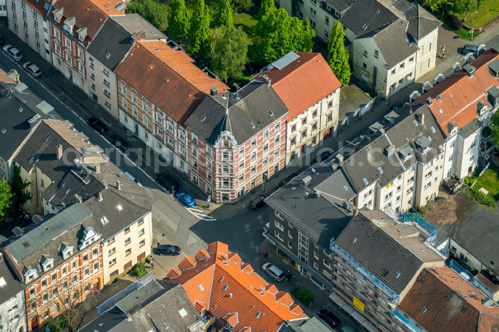 Essen from the bird's eye view: Road over the crossroads Beisingstrasse corner Etlingstrasse in Essen in the state North Rhine-Westphalia