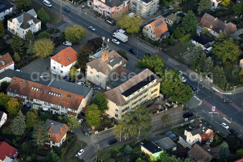 Aerial photograph Berlin - Road over the crossroads Chemnitzer Strasse - Ulmenstrasse in Berlin. At the crossroads Kachelsetzer restaurant and Fidelitas nursing GmbH