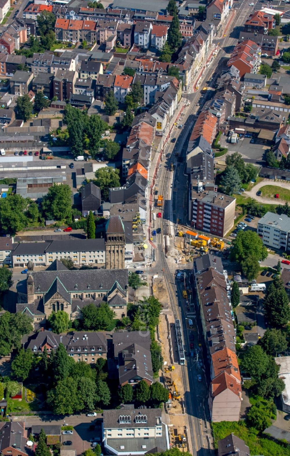 Gelsenkirchen from the bird's eye view: Road over the crossroads Dueppelstrasse - Horster Strasse - Beckeradselle in Gelsenkirchen in the state North Rhine-Westphalia