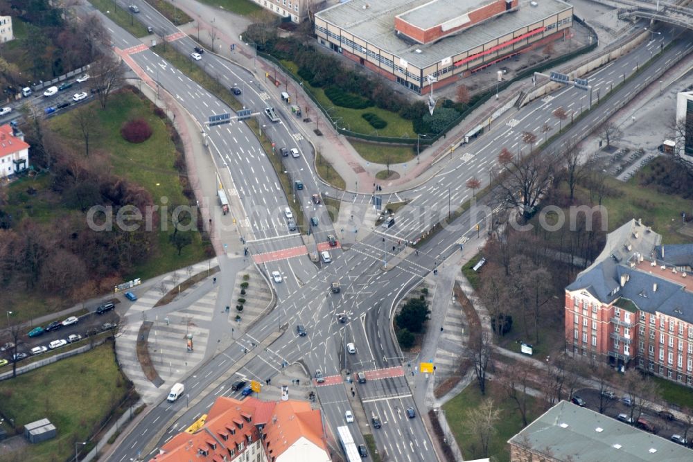 Dresden from the bird's eye view: Road over the crossroads am Fritz-Foerster-Platz in Dresden in the state Saxony. Here it crosses the Bergstrasse, Nuernberger str., Zellscher way. In the immediate vicinity, the Technische Universitaet Dresden is headquartered