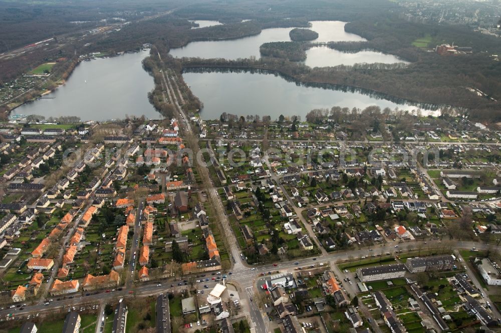 Duisburg from the bird's eye view: Road over the crossroads Kalkweg, Wedauer street in Duisburg in North Rhine-Westphalia. In the background, the six-Lakeland with the Masuren lake, the Wambach lake, the Wolfs lake, the Boellert lake, the Wildfoerster lake and Haubach lake