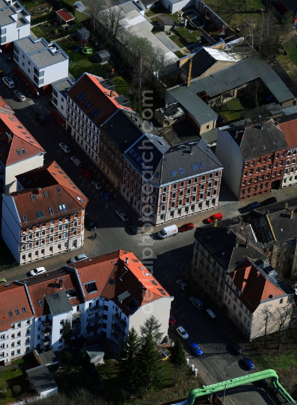 Leipzig from the bird's eye view: Road over the crossroads Karl-Haerting-Strasse corner Zweenfurther Strasse in the district Sellerhausen in Leipzig in the state Saxony