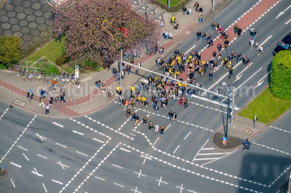 Aerial image Dortmund - Road over the crossroads Kreuzung Hohe Strasse , Suedwall , Hiltropwall and Hansastrasse with BVB scoccer football- fans in Dortmund in the state North Rhine-Westphalia