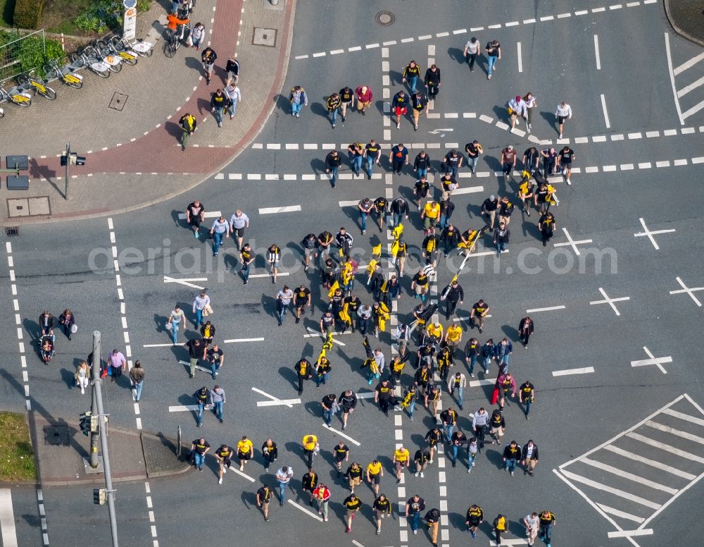 Dortmund from above - Road over the crossroads Kreuzung Hohe Strasse , Suedwall , Hiltropwall and Hansastrasse with BVB scoccer football- fans in Dortmund in the state North Rhine-Westphalia