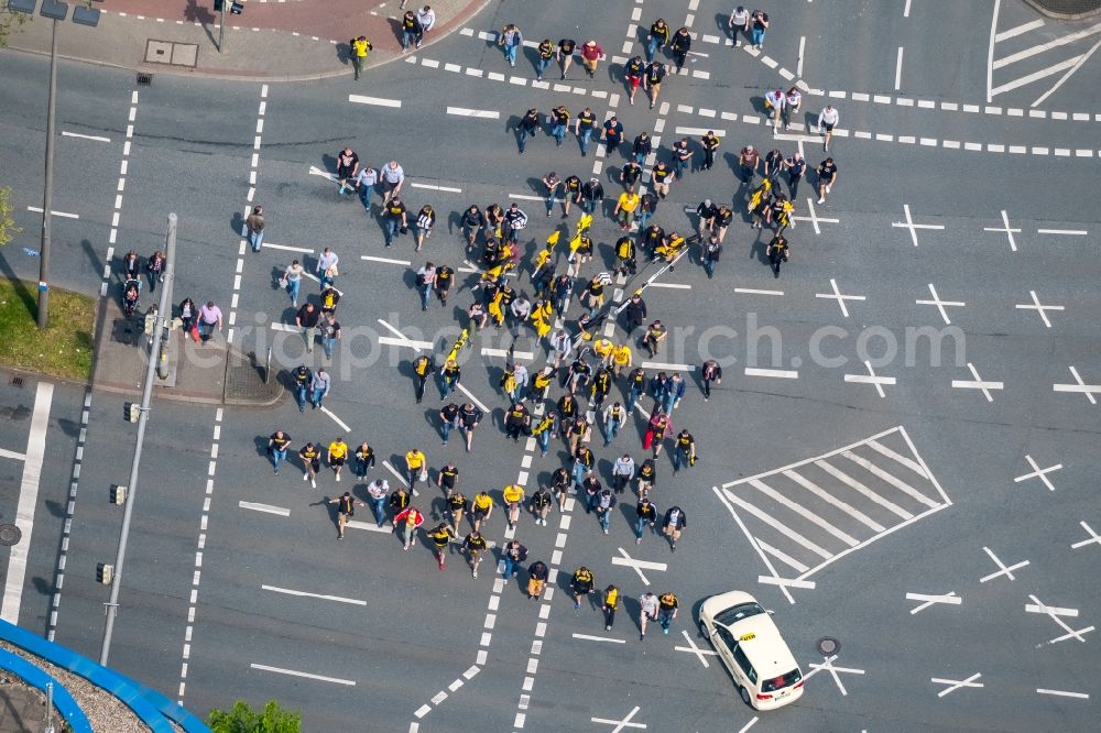 Dortmund from the bird's eye view: Road over the crossroads Kreuzung Hohe Strasse , Suedwall , Hiltropwall and Hansastrasse with BVB scoccer football- fans in Dortmund in the state North Rhine-Westphalia