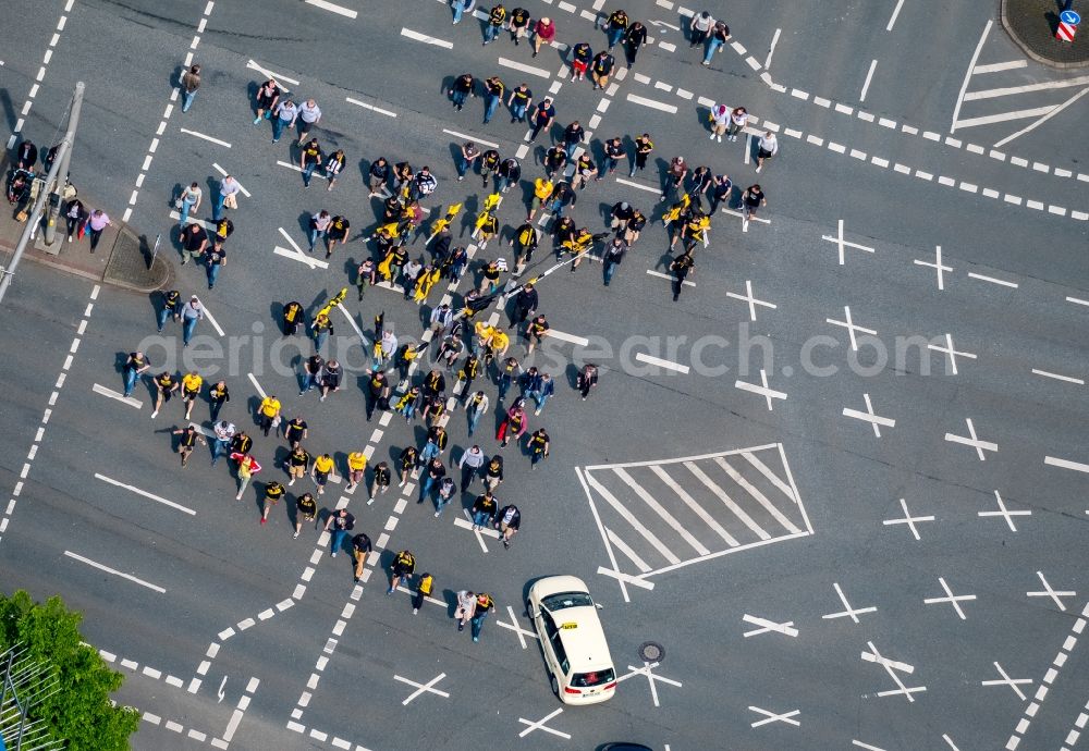 Aerial image Dortmund - Road over the crossroads Kreuzung Hohe Strasse , Suedwall , Hiltropwall and Hansastrasse with BVB scoccer football- fans in Dortmund in the state North Rhine-Westphalia