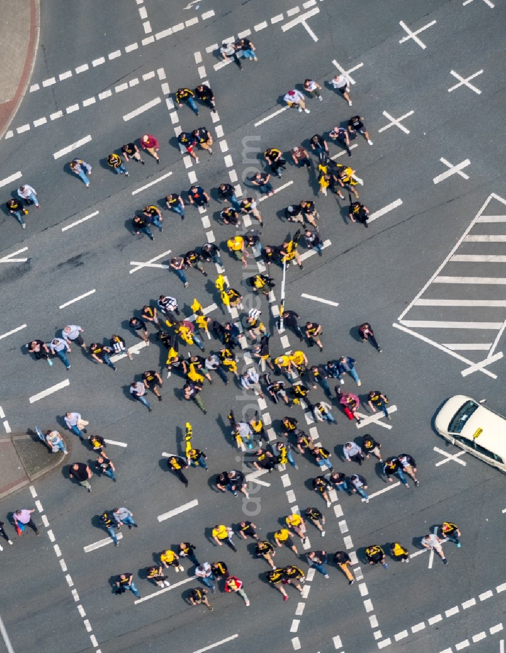 Aerial photograph Dortmund - Road over the crossroads Kreuzung Hohe Strasse , Suedwall , Hiltropwall and Hansastrasse with BVB scoccer football- fans in Dortmund in the state North Rhine-Westphalia