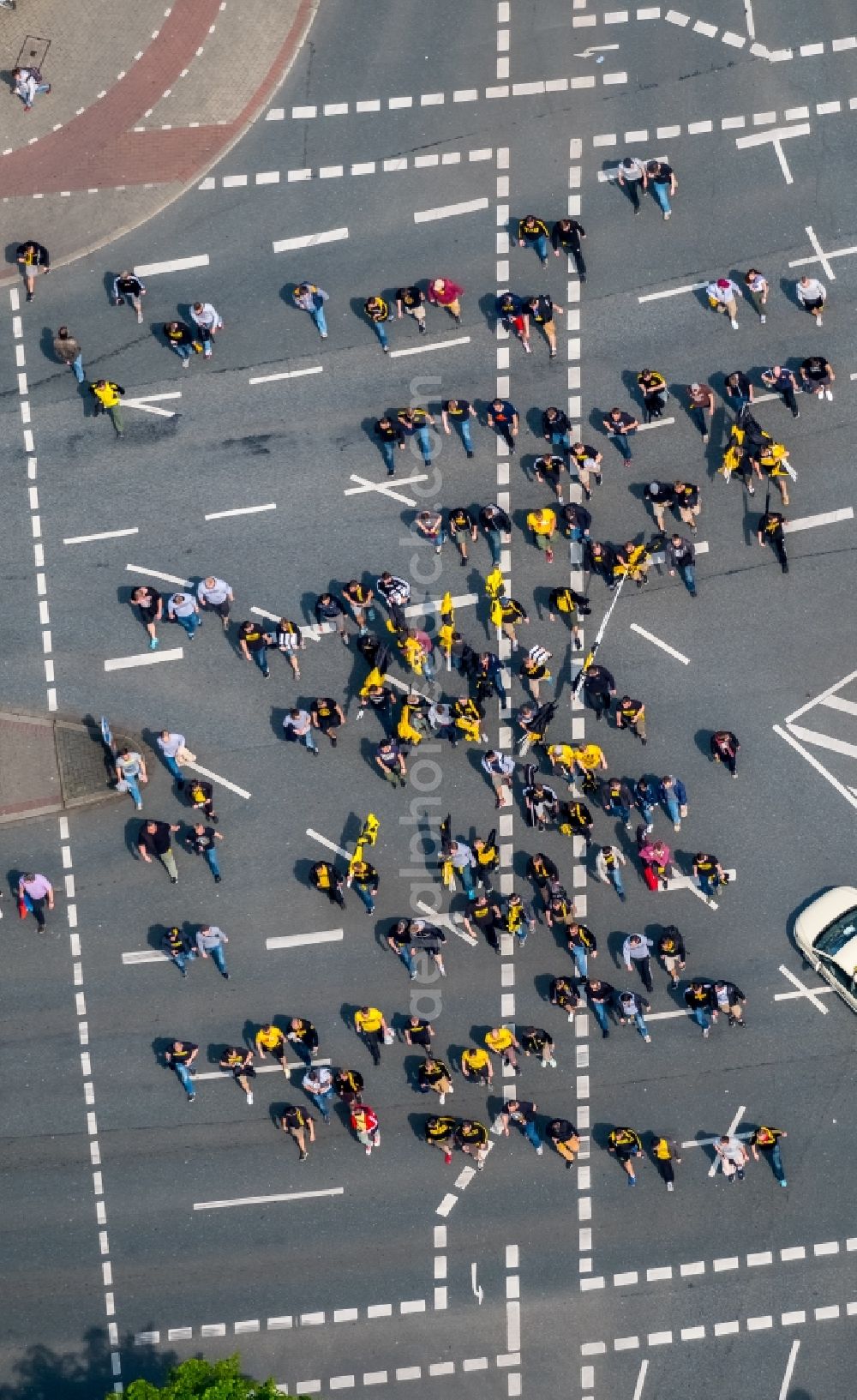 Dortmund from above - Road over the crossroads Kreuzung Hohe Strasse , Suedwall , Hiltropwall and Hansastrasse with BVB scoccer football- fans in Dortmund in the state North Rhine-Westphalia