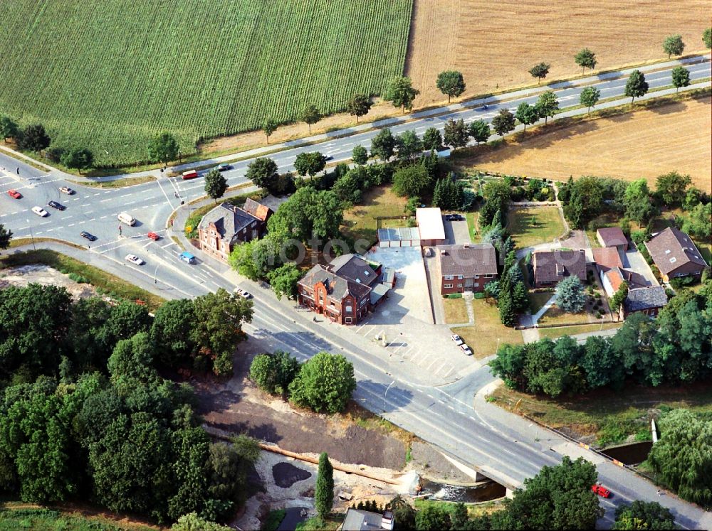 Kamp-Lintfort from above - Road over the crossroads Rheinberger street and Moerser street in the district Niersenbruch in Kamp-Lintfort in the state North Rhine-Westphalia