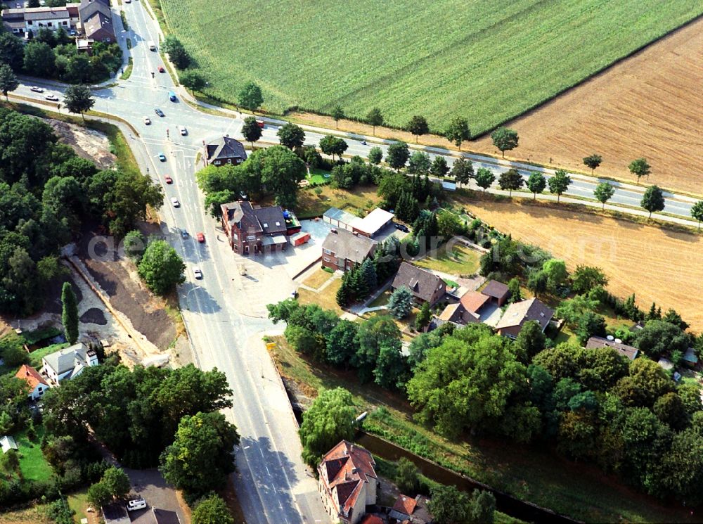 Kamp-Lintfort from the bird's eye view: Road over the crossroads Rheinberger street and Moerser street in the district Niersenbruch in Kamp-Lintfort in the state North Rhine-Westphalia