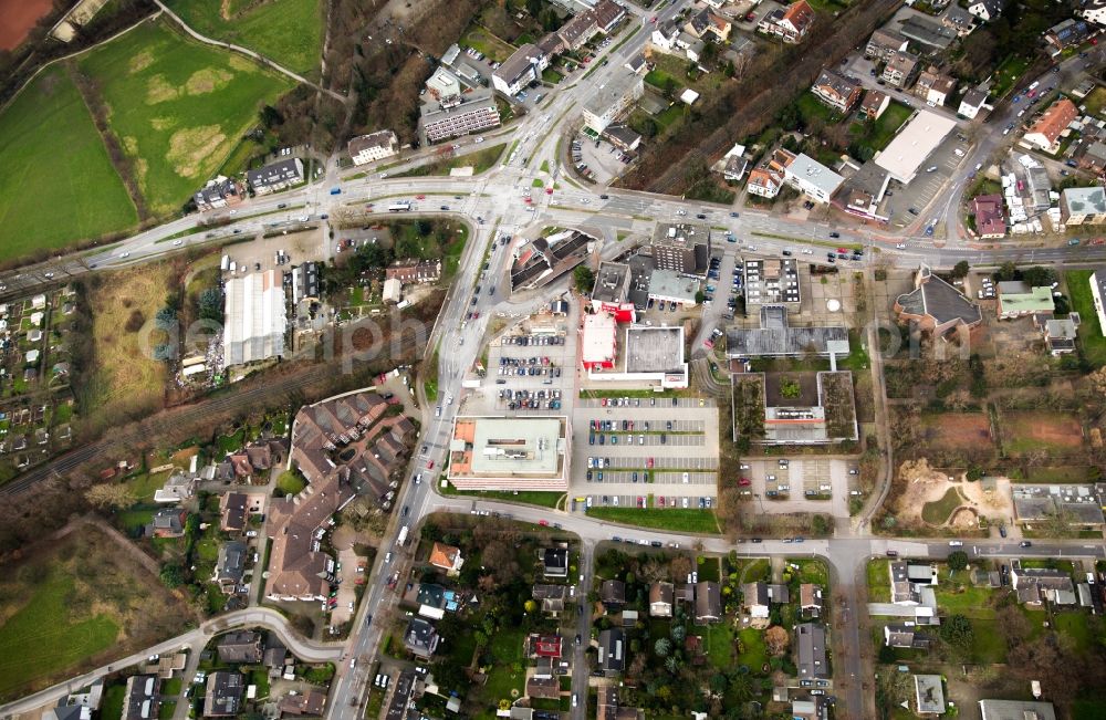 Duisburg from the bird's eye view: Road over the crossroads Sittardsberger Allee, Duesseldorfer Landstrasse in Duisburg in the state North Rhine-Westphalia