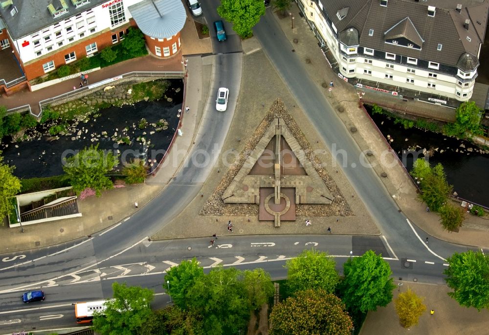 Aerial image Gevelsberg - Road over the crossroads with sculpture of the city Symbol at Mittelstreet and Wasserstreet in Gevelsberg in the state North Rhine-Westphalia