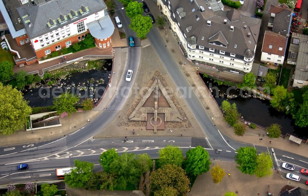 Gevelsberg from above - Road over the crossroads with sculpture of the city Symbol at Mittelstreet and Wasserstreet in Gevelsberg in the state North Rhine-Westphalia