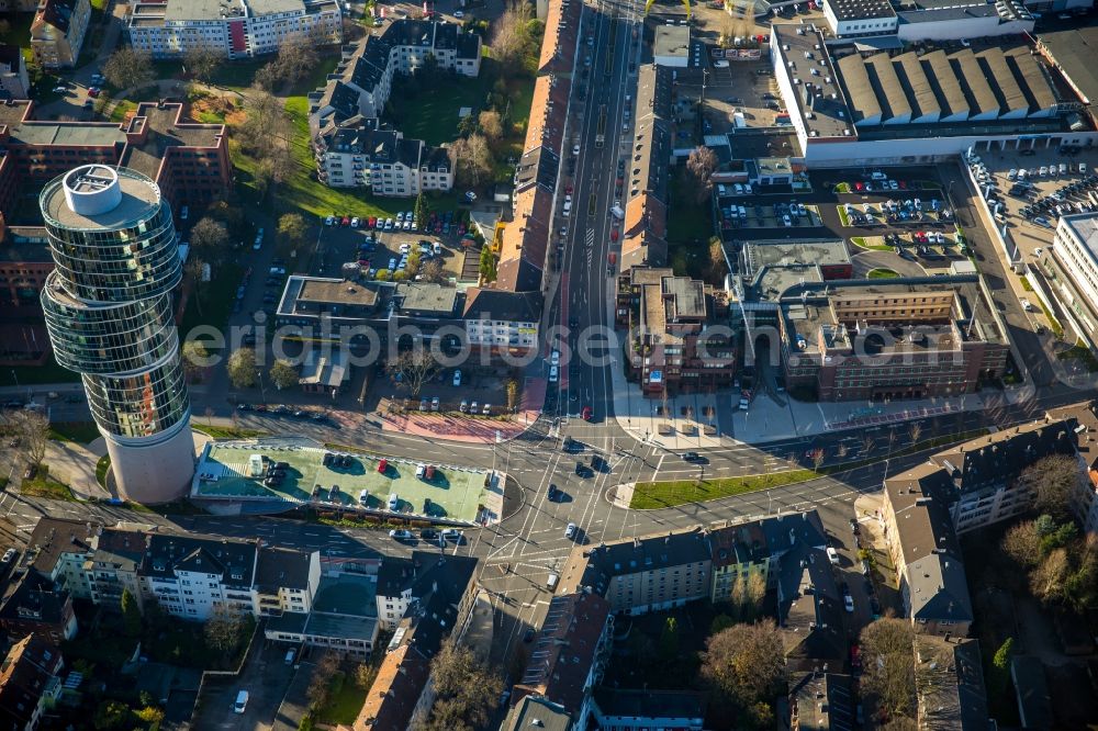 Bochum from the bird's eye view: Road over the crossroads Universitaetsstrasse - Oskar-Hoffmann-Strasse in Bochum in the state North Rhine-Westphalia